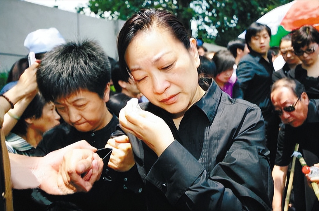 在丈夫罗京的葬礼上哭晕12年的缅怀刘继红的做法感人至深