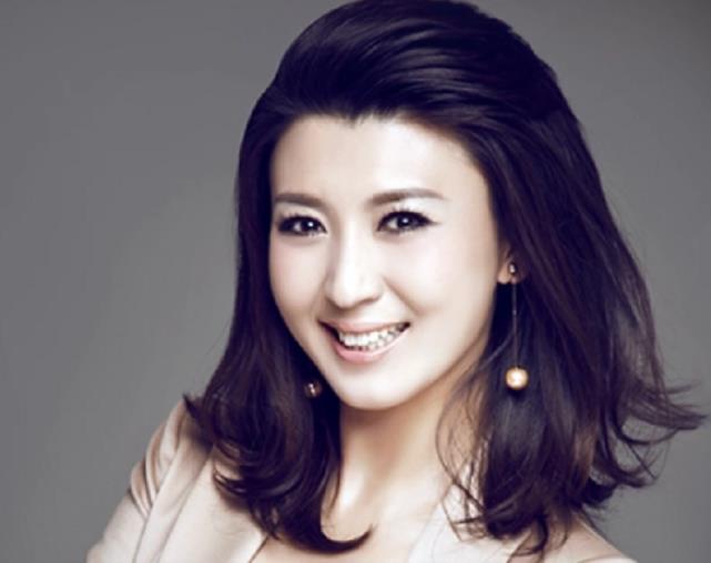 闫学晶儿媳徐梦迪近照曝光,坐保姆车内一脸素颜,结婚多年太幸福