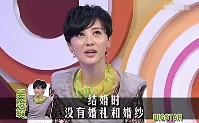 朴树妻子罕见现身,一头短发穿无袖t恤清爽干练,斜挎紫色包抢镜_吴晓敏