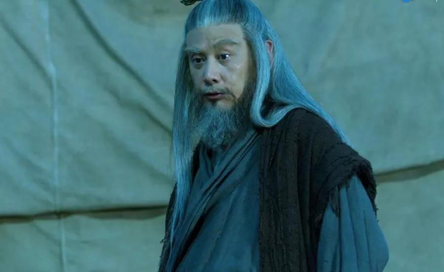后来他登顶武林,而身为四大宗师的绿袍儿,前来挑战,却被一剑当身材