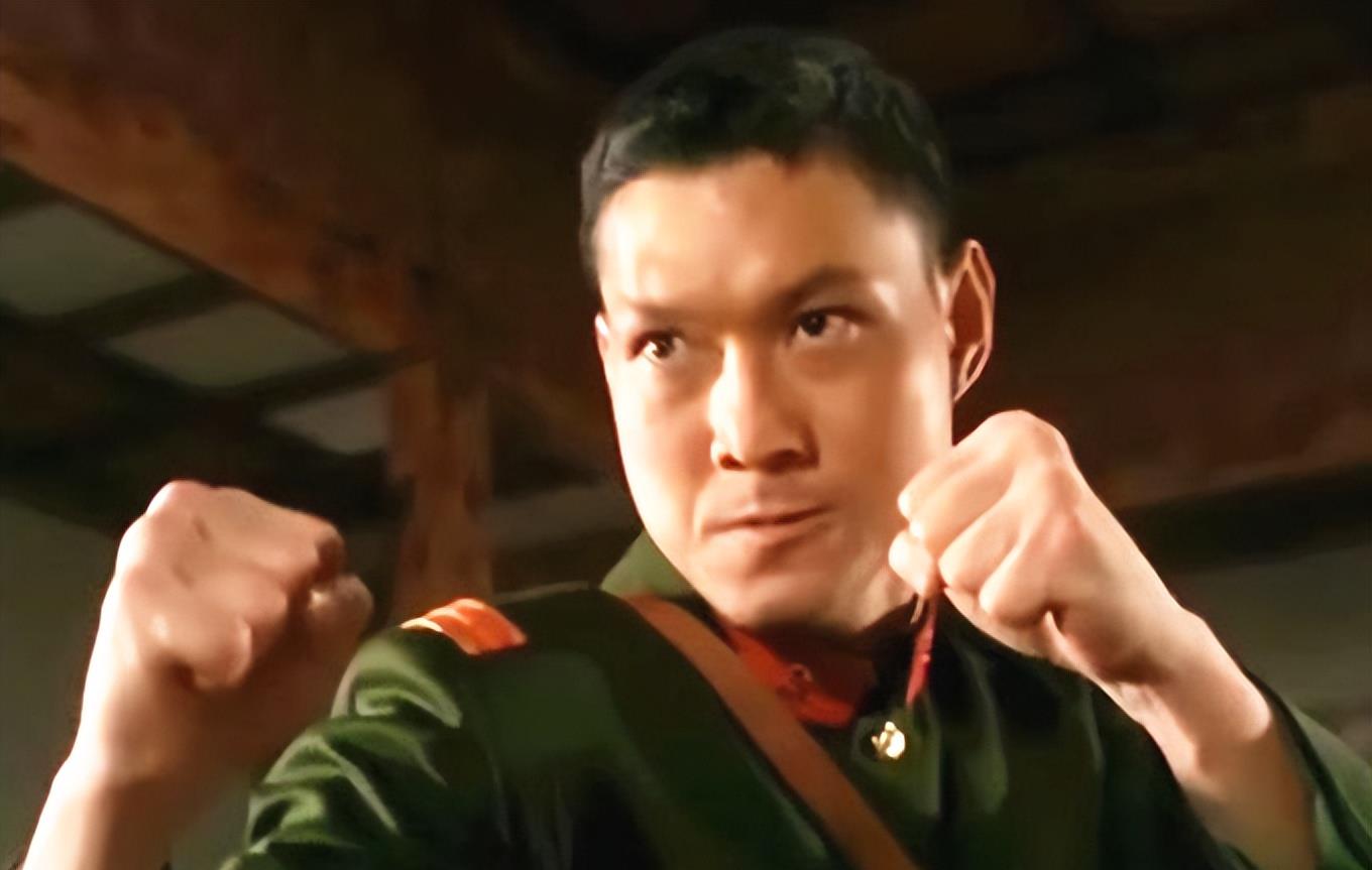 因此,他的家人很照顾他,他的母亲甚至把他从小抚养长大.