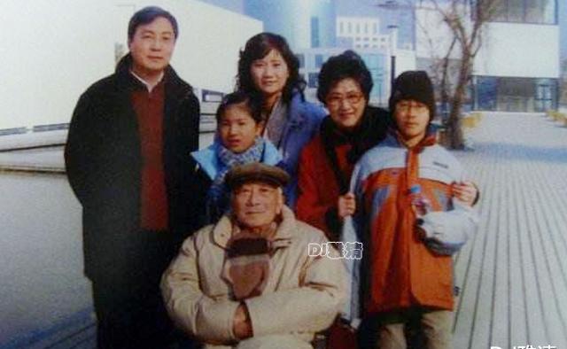 上图为2007年,在浙江嘉善孙道临艺术馆落成之际,孙道临与妻子——著名