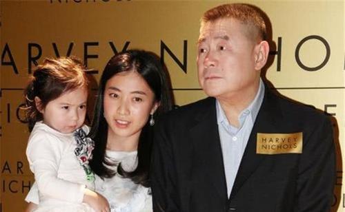 原创刘銮雄3岁女儿正面照曝光小公主身家32亿是他掌上明珠