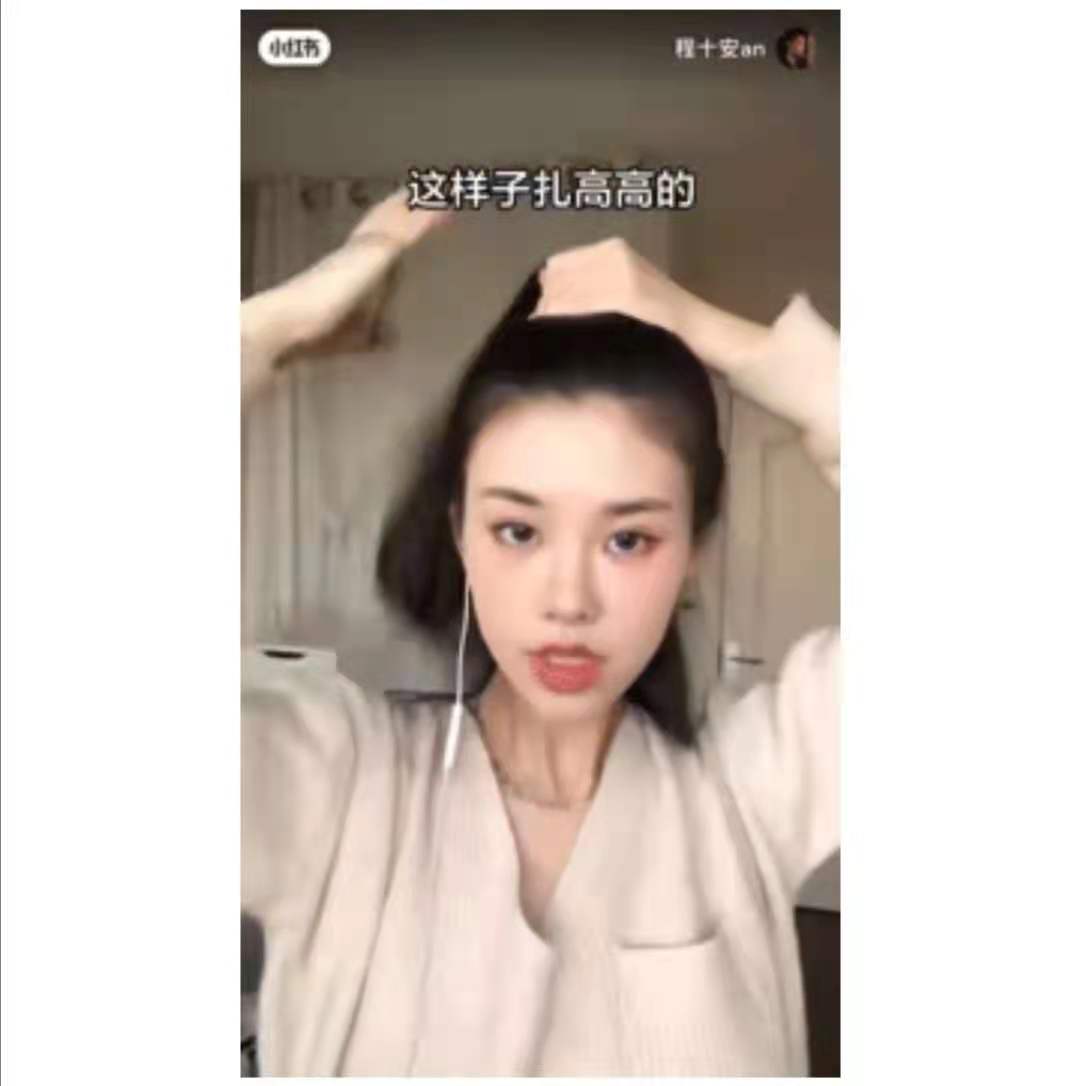 step2:将第一步扎起的高马尾固定在头发交界处,用黑色的小发卡更隐形.
