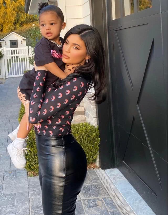 kyliejenner孩子,kyliejenner凯莉 22岁金小妹母爱泛滥,虽与孩她爸已分手,但迫不及