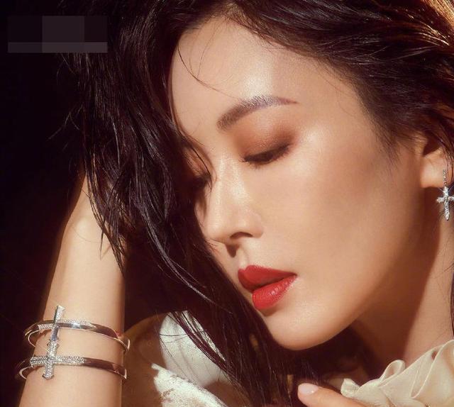 41岁金素妍状态:锁骨鲜明无惧镜头怼脸,不愧是《顶楼》大美女_美人_夏