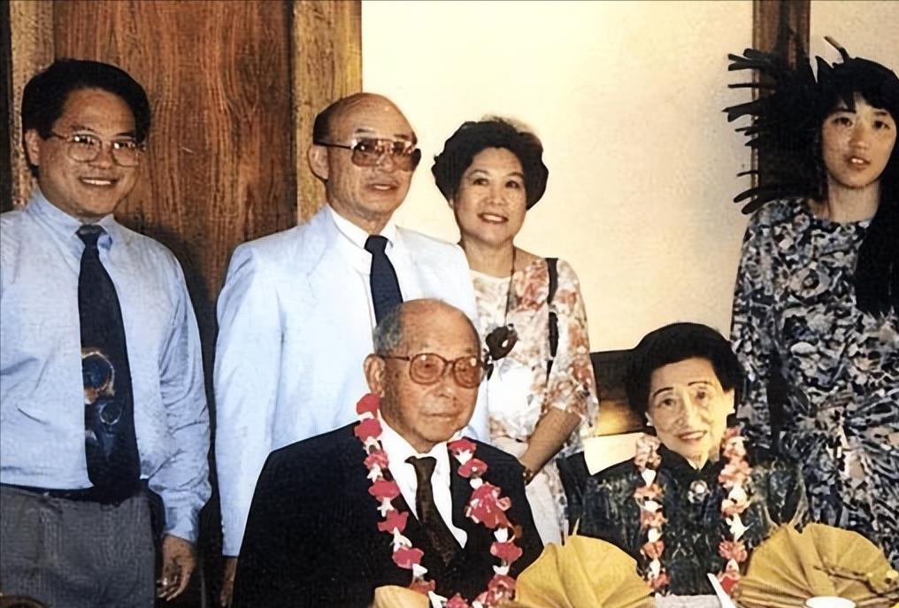 6月1日这天"张学良将军重获自由,举办90岁寿宴"的消息传遍国内外,在