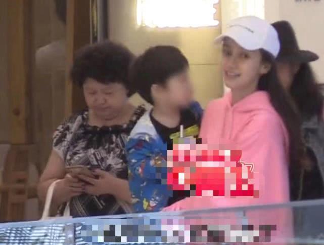 夫妻俩晒儿子照片,也会挑选角度,不到3岁已经上学的小海绵,也是超级