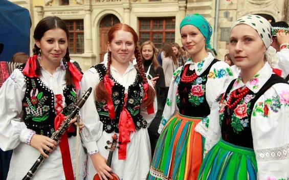 在乌克兰东部地区,以俄罗斯族裔居多,俄语也是这里的主要语言,他们也