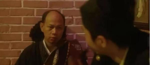然后罗家英没忍住笑场了,并感叹"世事难预料"随后周星驰也忍不住,对着