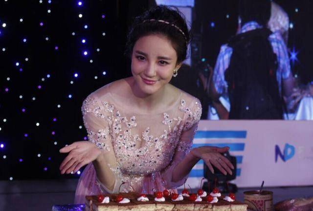 她曾3次登上春晚舞台遭家暴两次为夫堕胎自杀未遂后独自生活