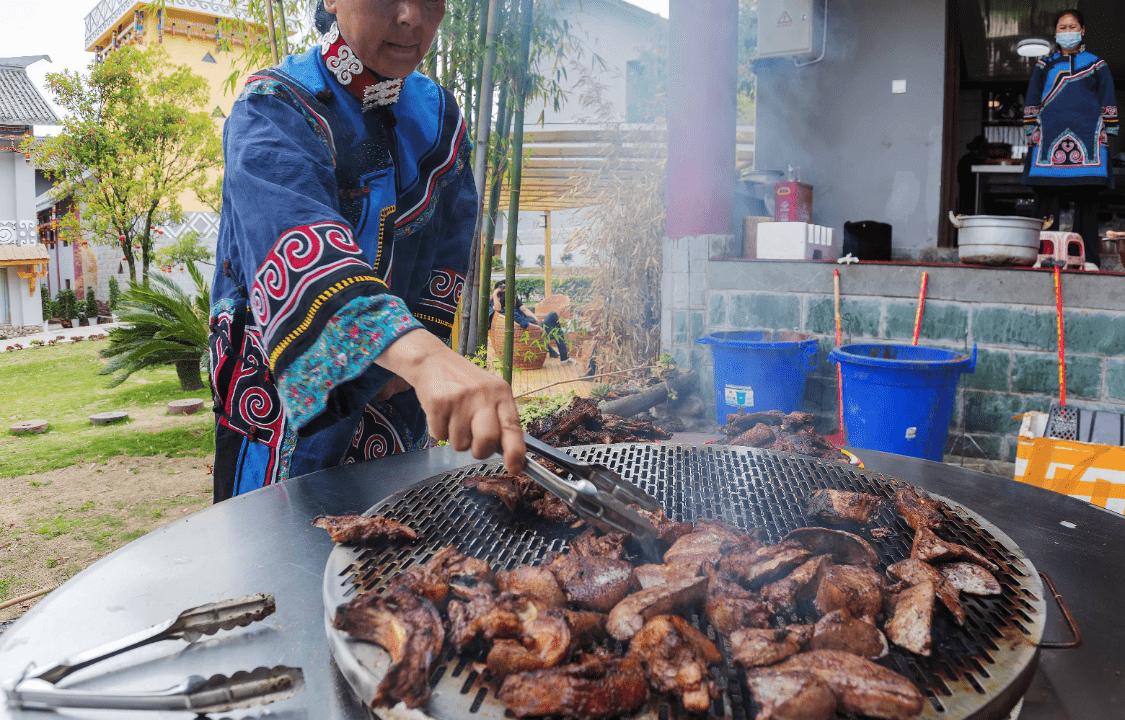 旅行普格必吃的美食猪肉界的神户牛肉你吃过没知道怎么吃吗