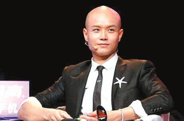光头的形象,犀利的言语很快就吸引了观众的注意,他和另一位主持人孟非