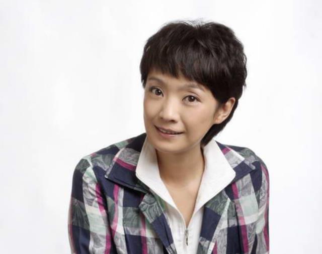 原创王海燕离开富商老公后带24亿财产转嫁张嘉译如今51岁活得潇洒