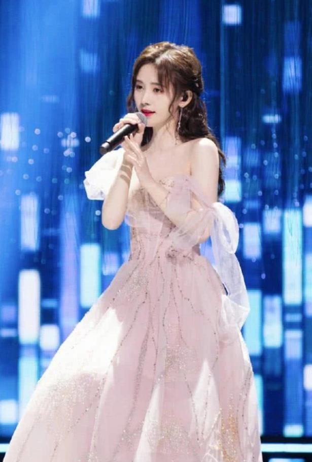 就连演技也是非常的到位,怪不得现在她的作品是一部接一部,这么有实力