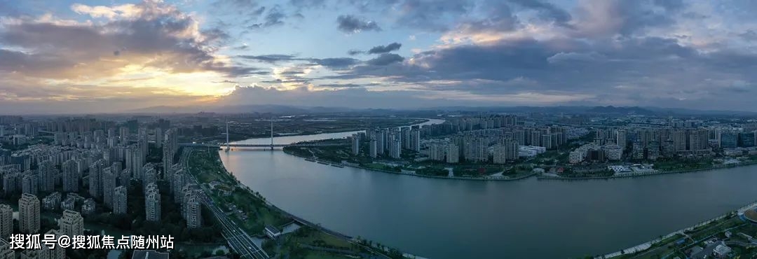 这座城市级别的新城,跨越江北,海曙两大区域,让南翼的姚江南岸,拥有