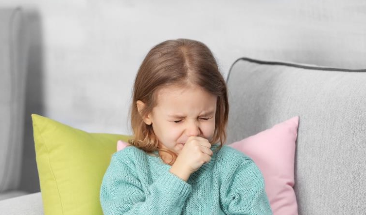 过敏性咳嗽吃感冒药基本上没有作用,而是要寻找孩子的过敏原,增强孩子