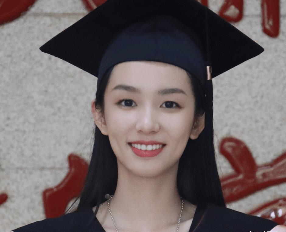 周也毕业证件照上热搜颜值清纯好显美拍照的价格引发热议