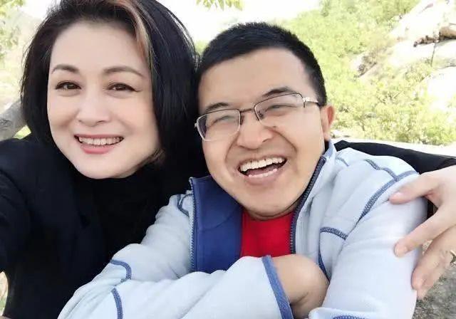 她是赵本山小姨子,靠"谢大脚"走红,结婚20年却不能收孩子?