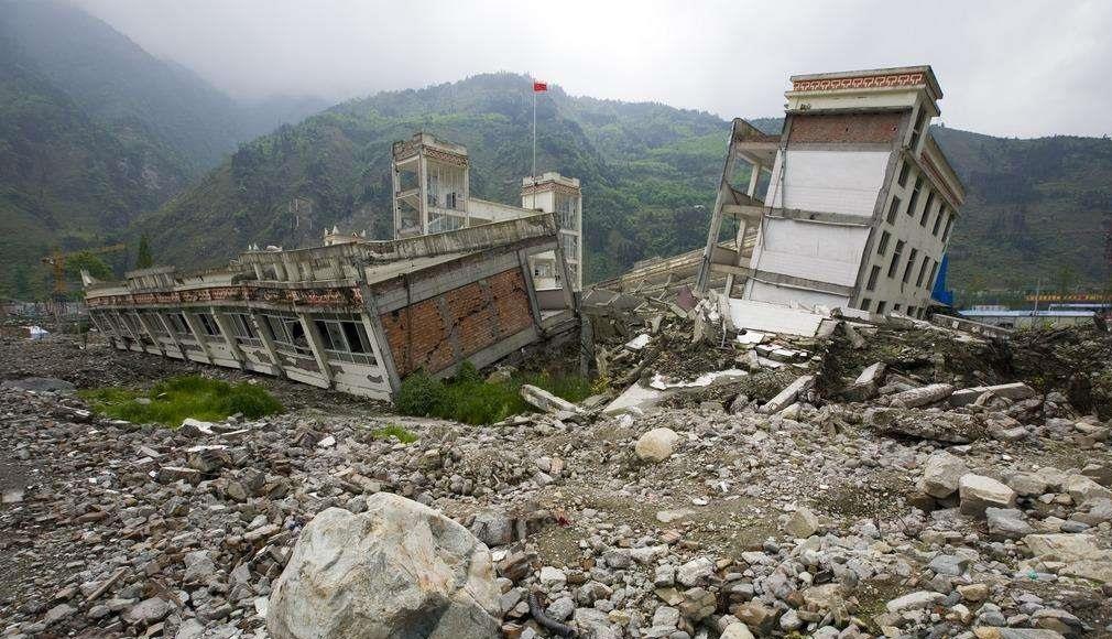 14年前,汶川地震中丢下学生自己先跑的"范跑跑,现在咋样了?