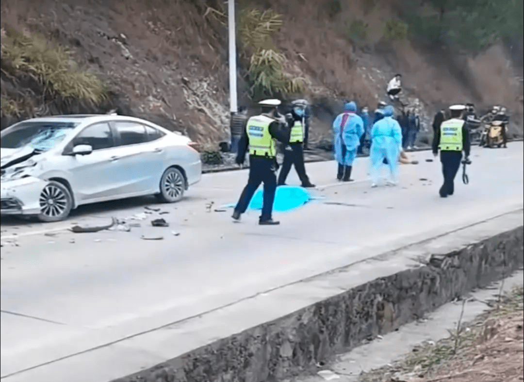 近日梧州市藤县一路段发生车祸一人当场盖上蓝布～_市民_摩托车_状态