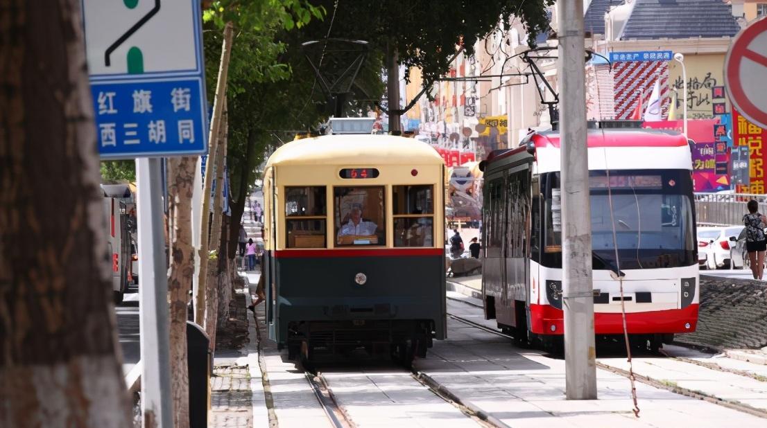 长IM电竞春最悠久有轨电车距今已有80年全程18公里看尽城市繁华(图4)