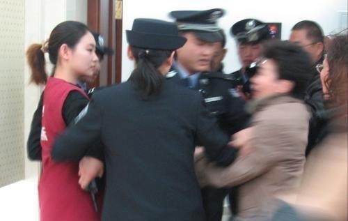 2006年，北京一女模特为给男友买跑车，骗了世界冠军和姨父320万