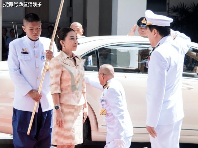 提帮功近照出镜不同凡响，举行有礼高峻帅气，或将独揽公事活动