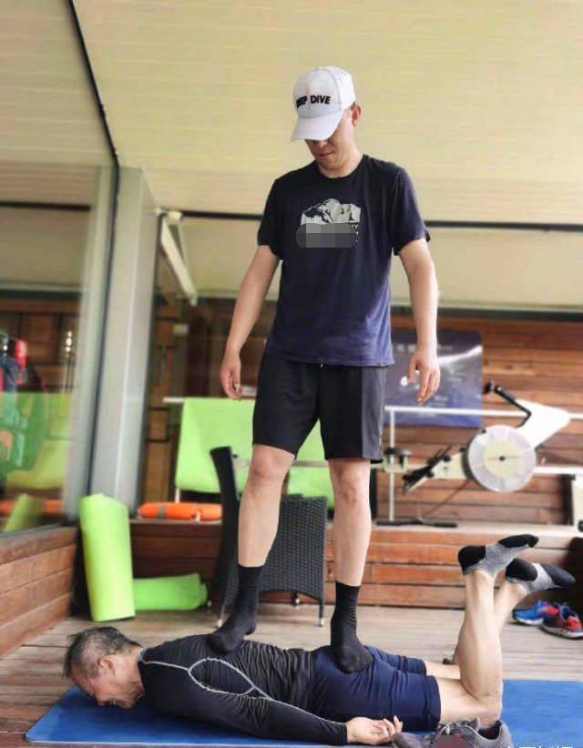 王石练瑜米乐M6 M6米乐伽被强壮男踩背部疼痛流汗后超舒服田朴珺看了要心疼(图2)