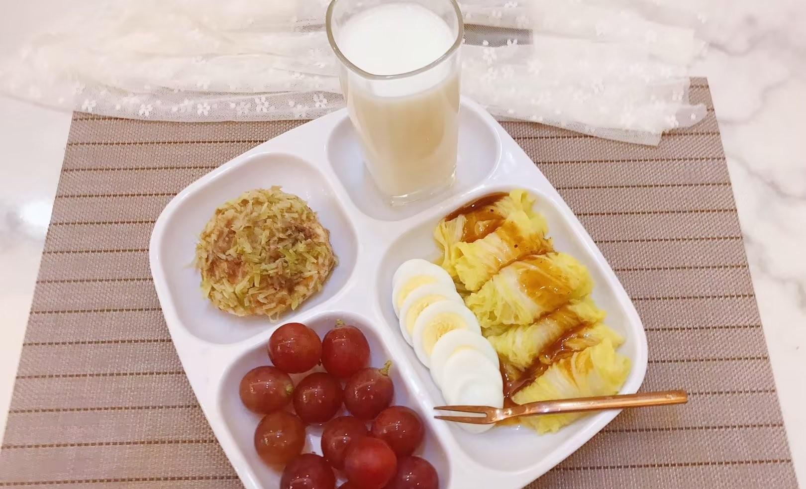 平淡琐碎的日子里，哪怕是分享一些极其普通的饮食，也好过去曲意逢迎。早餐做了个肉松青萝卜包，不用醒面，