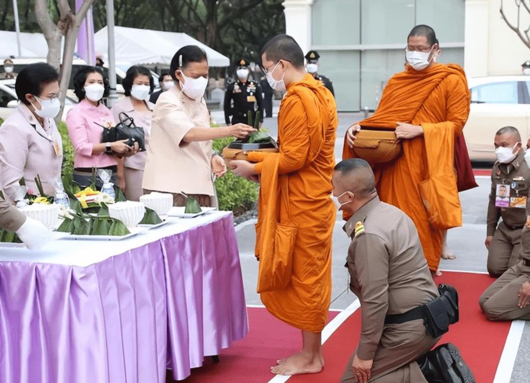 泰国王后第三次去看Phra公主！穿戴仿诗琳通挎包的私服，太像了