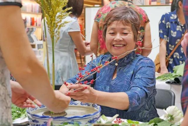 九月九话重阳肇庆数万人登高望远，各地活动出色纷呈