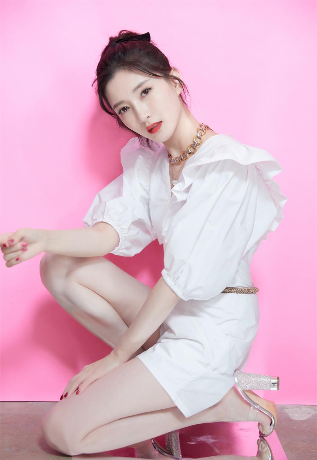 爱游戏ayx江疏影真奢华穿裤裙配拇指粗“金链子”秀时尚长腿时尚又迷人(图4)