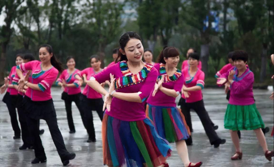 谁能科学解释为什么老年人喜欢在大庭广众下跳广场舞？
