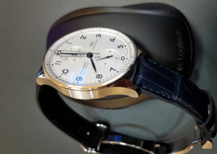 ��ҹ�����Һ�ɫ�۾�����ȴƫ����ɫ���̵����