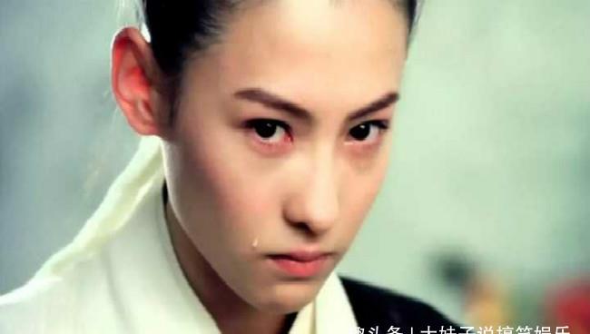 �������£�С��ϼ�������Ϲ�����ˮ�棬����һ�𿴻�С����