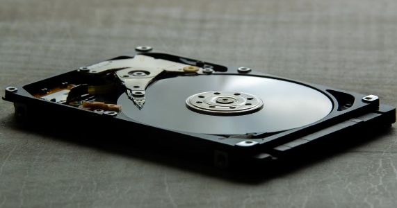 数据显示：2022 年 HDD 机械硬盘出货量几乎减半