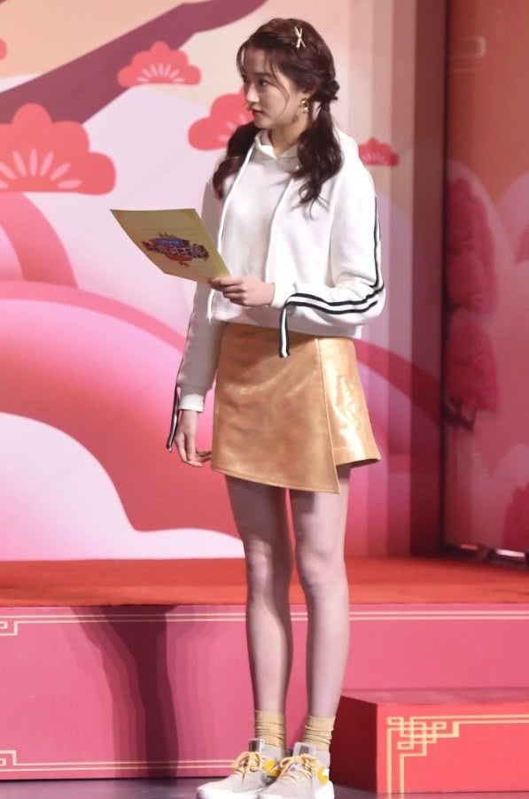 关晓彤穿连帽卫衣配半裙，高腰线穿法修饰身形，秒变180cm！