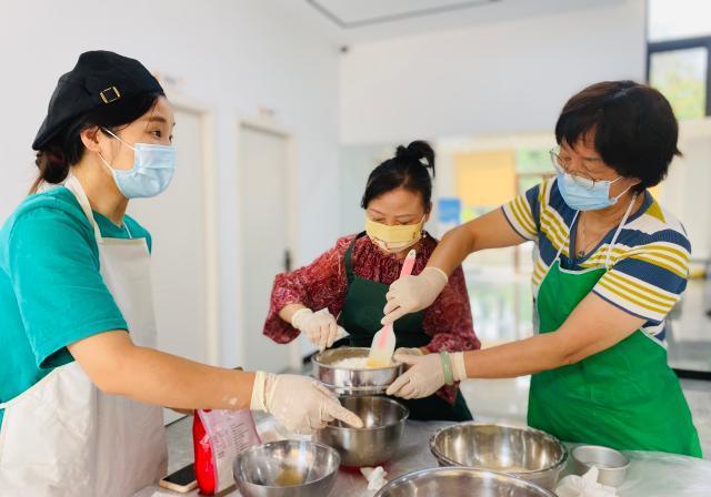 彭埠那个社区学做重阳糕，把宋韵美食和幸福安康一路带回家！