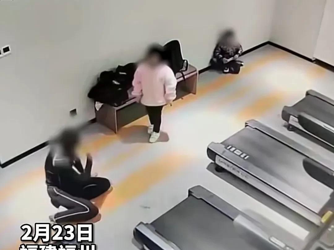 米乐M6 M6米乐孩子将瑜伽球推向跑步机男子瞬间重重摔倒当事人：家长避而不见(图3)