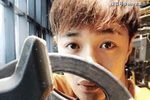 原创还记得《花千骨》的落十一吗？如今素颜穿上军装，帅到不敢认！