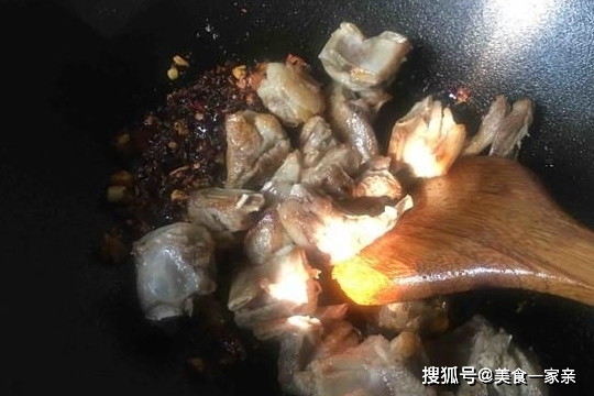 越冷越要吃那肉，一年四时不生病，比牛肉滋补，比猪肉鲜美！