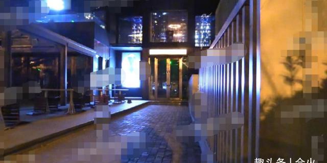 家餐厅还时常有明星做客，客流量很大，而如今已经闭门许久，门庭冷落。