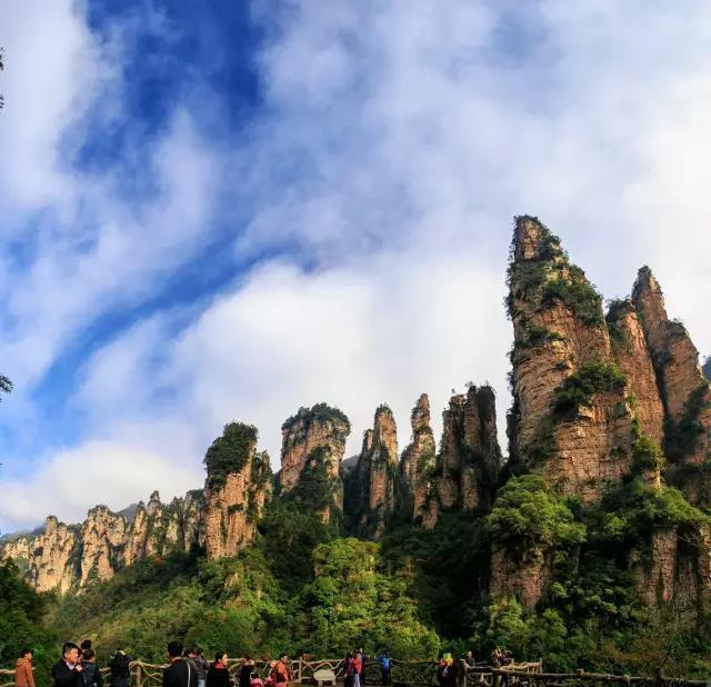 张家界不晓得怎么玩？张家界三日游典范线路保举，张家界旅游攻略