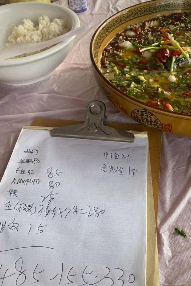 男子景点吃酸菜鱼，菜单上写78元，结账变78一斤