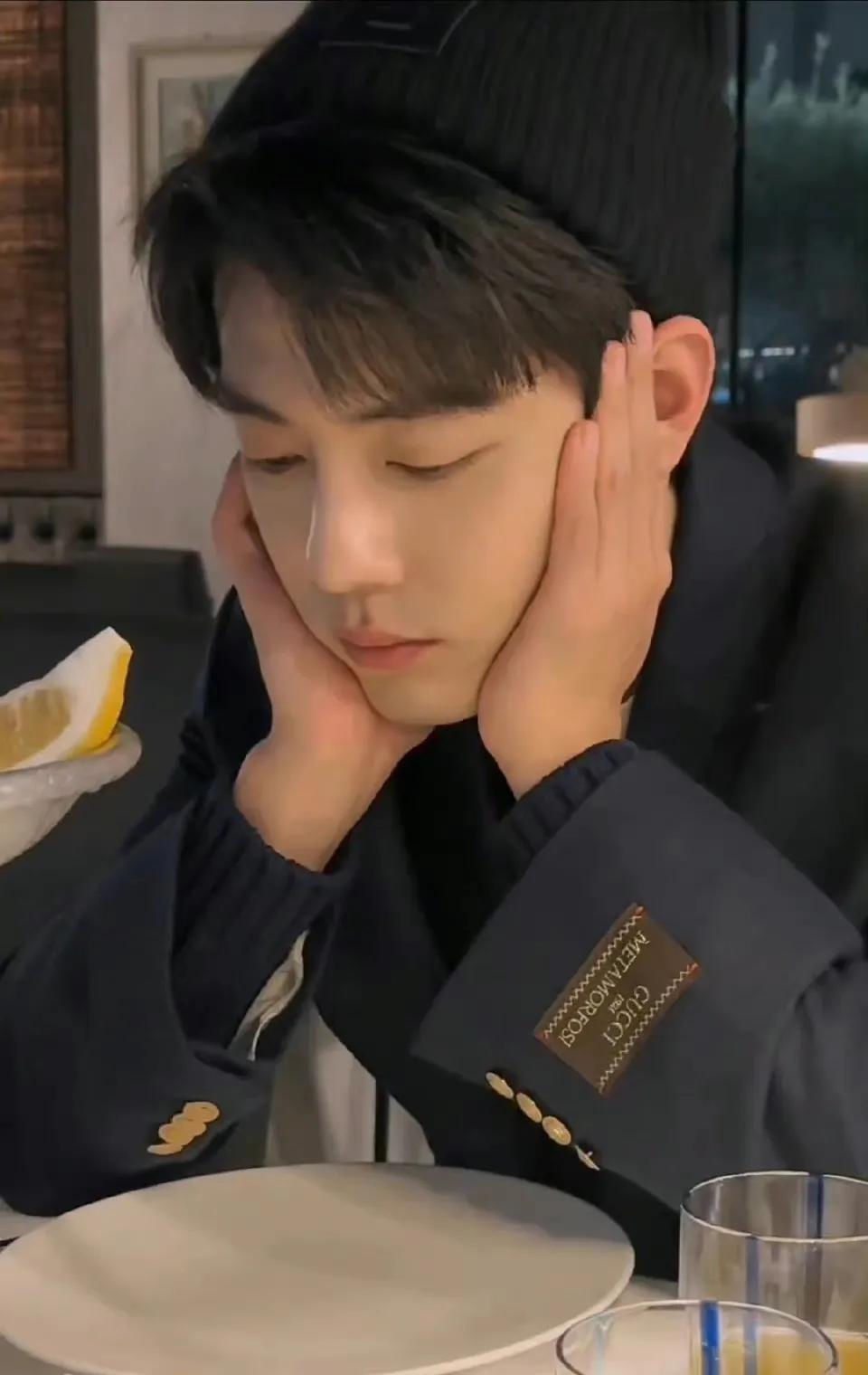 ���κڣ�Фս�ĸ��ݴ����͹���Ӱ����ʵ��ʵ