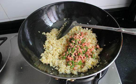 炒饭是先炒蛋仍是先炒饭？堪比有鸡先仍是有蛋先，你们做炒饭的挨次是如何呢？