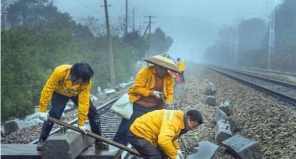 同为铁轨，为什么高铁轨道下干清洁净，而火车道下却要铺满碎石？