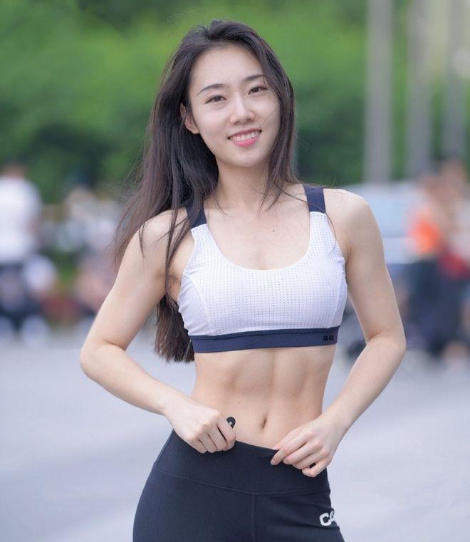 好看的马甲线不是谁都能有穿瑜伽裤的运动女孩才最青春靓丽米乐M6 M6米乐(图1)