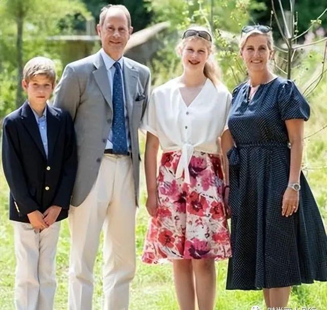 Ӣ�����ҽṹ��䣡÷����һ�Զ�Ů��ʽ��Ϊ���Ӻ͹��� ...